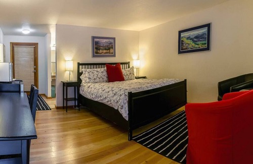 Ashland Hotel | Lodge Room 2 with Jacuzzi Tub at Green Springs Inn
