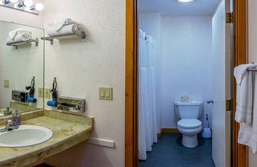 Ashland Hotel | Lodge Room 2 with Jacuzzi Tub at Green Springs Inn