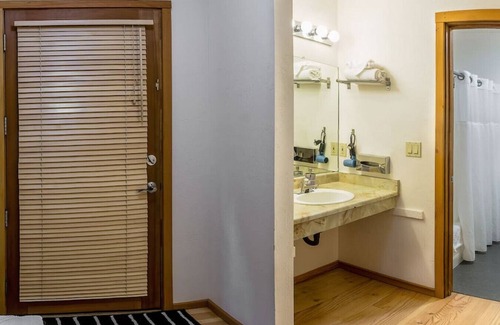 Ashland Hotel | Lodge Room 2 with Jacuzzi Tub at Green Springs Inn