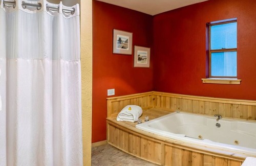 Ashland Hotel | Lodge Room 5 with Jacuzzi Tub at Green Springs Inn