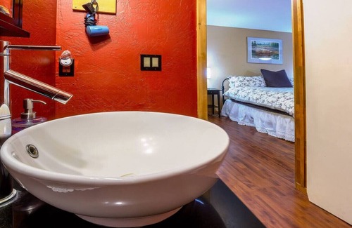 Ashland Hotel | Lodge Room 5 with Jacuzzi Tub at Green Springs Inn