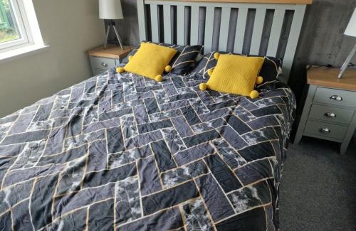 Llanfair Caereinion Casa | Lodge - Sleeps 6 hot tub & pet friendly