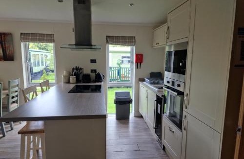Llanfair Caereinion Casa | Lodge - Sleeps 6 hot tub & pet friendly