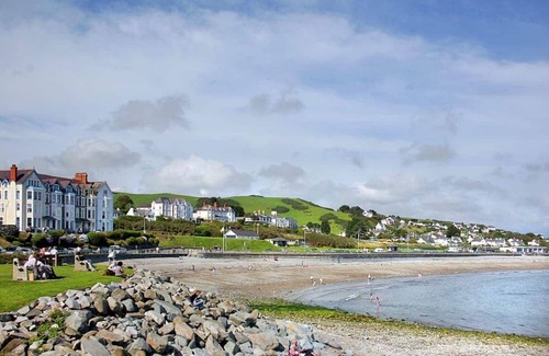 Criccieth Chalet De Esquí | Lodge with one double and one twin.