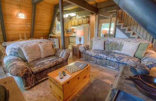 Pioneer Trail Casa | Lodgepole Chalet 3 Bedroom Home by RedAwning