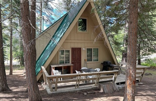 Pioneer Trail Casa | Lodgepole Chalet 3 Bedroom Home by RedAwning