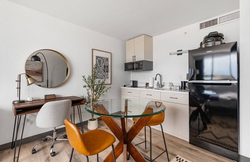 Greenway Plaza-Upper Kirby Apartamento | Lodgeur | Studio w/ smart TV & desk | Upper Kirby