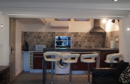 Castres Casa | Lodging in a fenced park with wifi, air conditioning and free Netflix.