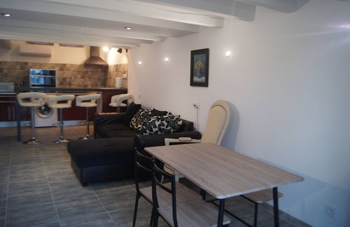 Castres Casa | Lodging in a fenced park with wifi, air conditioning and free Netflix.