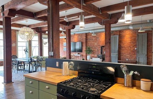 Cleveland Casa | LOFT 40 Swanky Urban Retreat w/ ample space 6,000sq/ft, minutes from Downtown