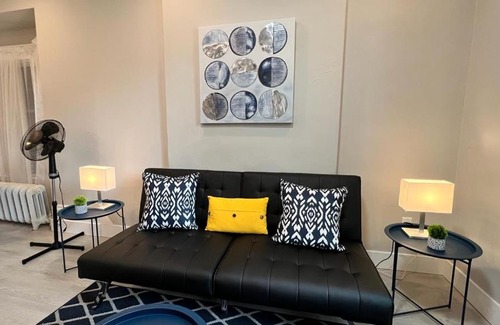Strathcona Apartamento | Loft Apartment #1 in Hamilton, Queen Bed, Sleeps 4