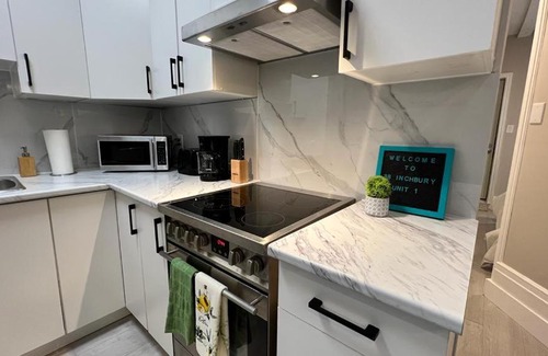 Strathcona Apartamento | Loft Apartment #1 in Hamilton, Queen Bed, Sleeps 4