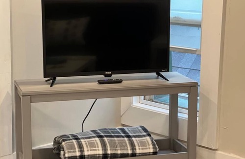 Strathcona Casa | Loft Apartment #3 in Hamilton, Queen Bed, Sleep 4