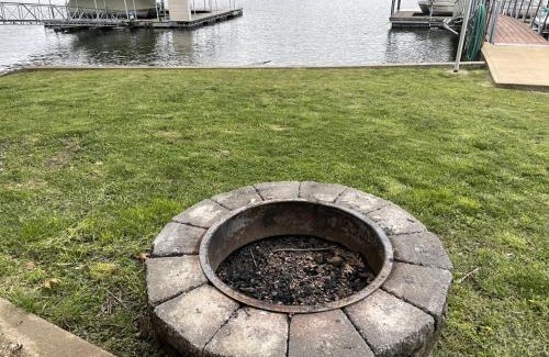 Gravois Mills Apartamento | Loft , boat dock, 2 bedrooms , pet friendly