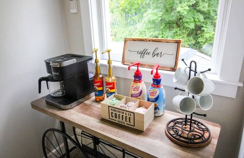 Gloucester Apartamento | Loft on Main - DWTN, Beach, PVT Deck, Coffee Bar