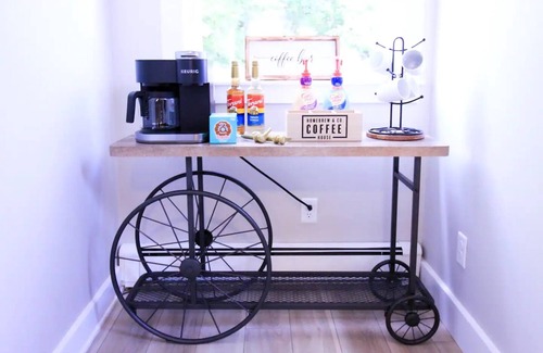 Gloucester Apartamento | Loft on Main - DWTN, Beach, PVT Deck, Coffee Bar