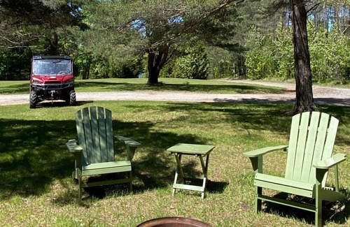 Weslemkoon Cabina | Loft Pine Cabin with Lake and Crown Land Access | Dog-Friendly