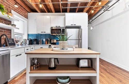 Crossroads Arts District Apartamento | Loft + Walkable to Downtown + Parking