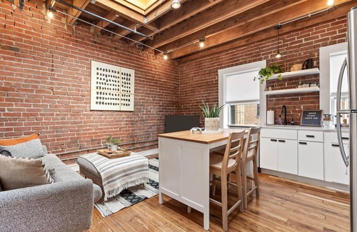 Crossroads Arts District Apartamento | Loft + Walkable to Downtown + Parking
