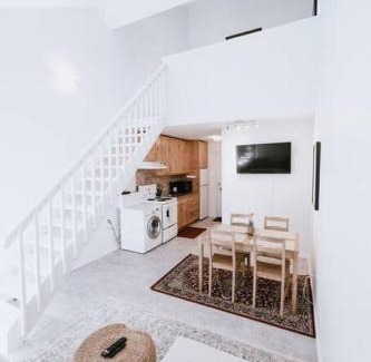 Nordic Estates Apartamento | Lofted 1BR, Sleeps 4, Free parking, Walk to Lakes