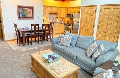 Stanley Hills Condominio | Lofted two-bedroom condo with outdoor hot tub and killer mountain views!