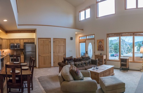 Stanley Hills Condominio | Lofted two-bedroom condo with outdoor hot tub and killer mountain views!