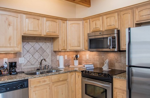 Stanley Hills Condominio | Lofted two-bedroom condo with outdoor hot tub and killer mountain views!