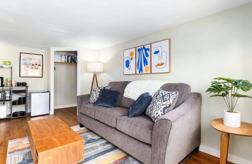Southeast Magnolia Apartamento | Loftium | Fabulous & Chic Guest Suite in Magnolia!