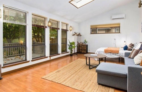 Richmond Highlands Apartamento | Loftium | Hidden Shoreline Gem Studio Near Richmond Beach!