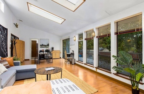 Richmond Highlands Apartamento | Loftium | Hidden Shoreline Gem Studio Near Richmond Beach!