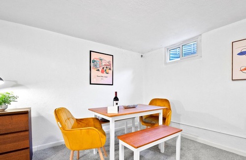 Harvey Park Apartamento | Loftium | Lovely & Sleek 2 BR Suite In Harvey Park!