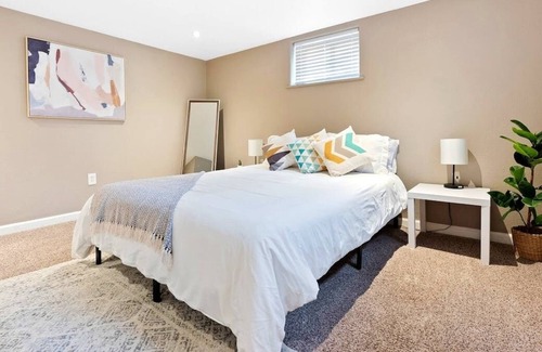 Harvey Park South Apartamento | Loftium | Spacious & Gorgeous 3BR Basement Guest Suite!
