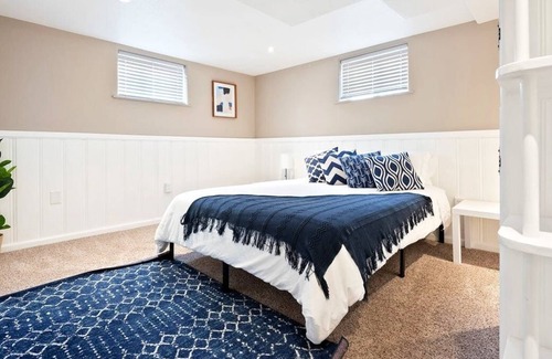 Harvey Park South Apartamento | Loftium | Spacious & Gorgeous 3BR Basement Guest Suite!