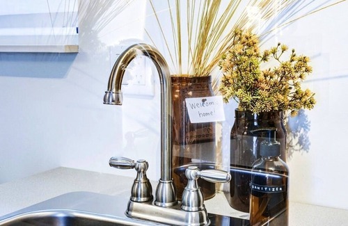 Phinney Ridge Apartamento | Loftium | Sunny Studio+Kitchenette just Steps to Green Lake!