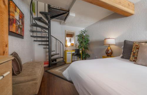 Old Seminole Heights Casa | Lofty AF Hip Hideaway