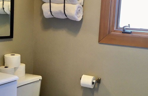 Central Oregon Cabaña | Lofty Cottage, 15 min to airport & downtown