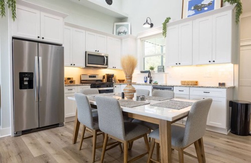 Greenwood Casa | Lofty Lakeside Cottage – 2 BR, 2.5BA, Sleeps 8!