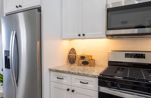 Greenwood Casa | Lofty Lakeside Cottage – 2 BR, 2.5BA, Sleeps 8!
