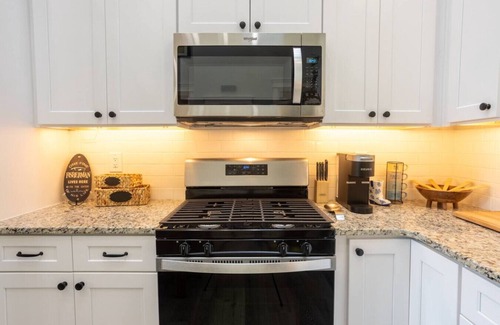 Greenwood Casa | Lofty Lakeside Cottage – 2 BR, 2.5BA, Sleeps 8!