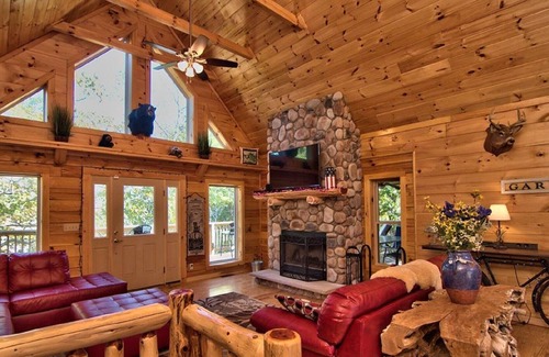 White Haven Cabina | ¡Nuevo! 6Bd 3BA 3200sf Cabina Bar Pool / Poker Televisores de mesa Fire Pit ski paintball casino