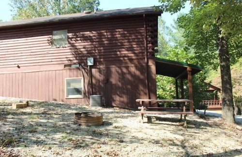 Schnellville Casa | Log Cabin 2B at Osborn Boat Ramp on Patoka Lake