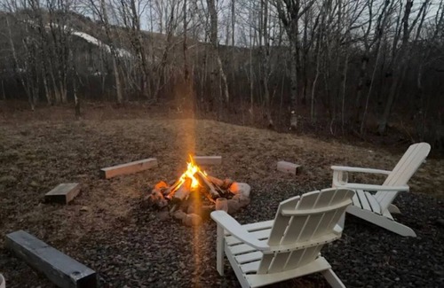 Wentworth Chalet De Esquí | Log Cabin across from ski Wentworth, with outdoor fire pit and BBQ