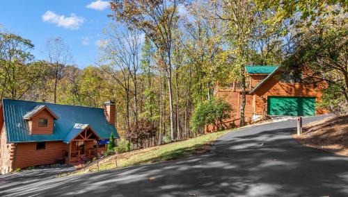 Dahlonega Casa | Log Cabin & Carriage House, Lake, Wineries, Hiking