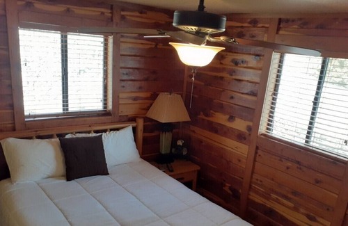 Lake Ozark Cabina | Log Cabin,dock,boat slip, fire pit , and walk to Bagnell