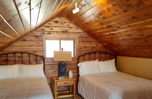 Lake Ozark Cabina | Log Cabin,dock,boat slip, fire pit , and walk to Bagnell