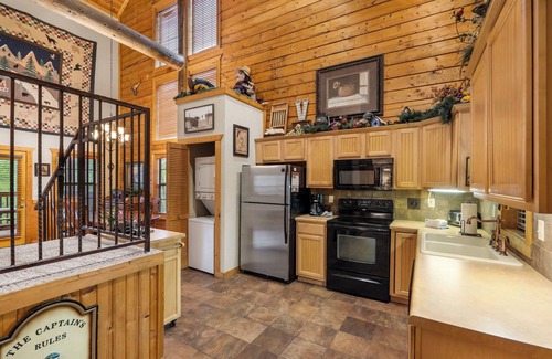 Branson Theater District Cabina | Log Cabin Getaway - Five minutes from Branson Shopping & Entertainment!