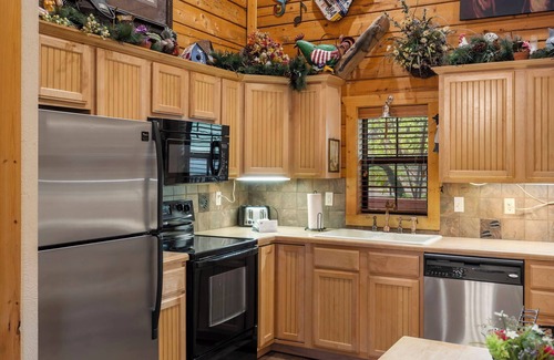 Branson Theater District Cabina | Log Cabin Getaway - Five minutes from Branson Shopping & Entertainment!