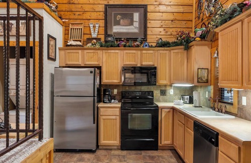 Branson Theater District Cabina | Log Cabin Getaway - Five minutes from Branson Shopping & Entertainment!