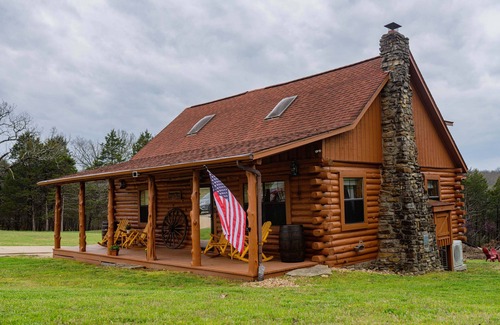 Mountain Home Cabina | Log Cabin Getaway, Lakes, Rivers, Hiking, Fishing, Wi-Fi & More