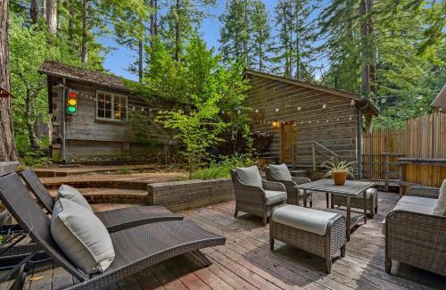 Redwood City Casa | Log-Cabin Home Retreat - Walk to Restaurants Trails Hiking & Biking